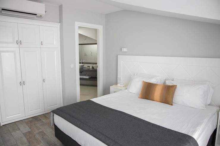 Foto um quarto de hotel.
