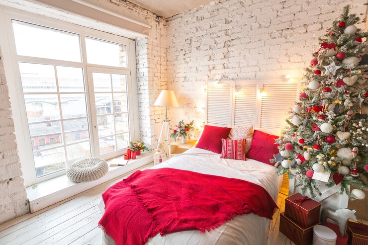 Foto um quarto espaçoso com luz branca em estilo loft com uma árvore de natal decorada e uma guirlanda.