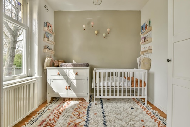 Um quarto infantil espaçoso e luminoso com radiador e tapetes