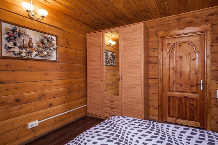 Foto um quarto vazio com móveis uma cama um guarda-roupa e uma pintura para decoração o quarto é em estilo de madeira