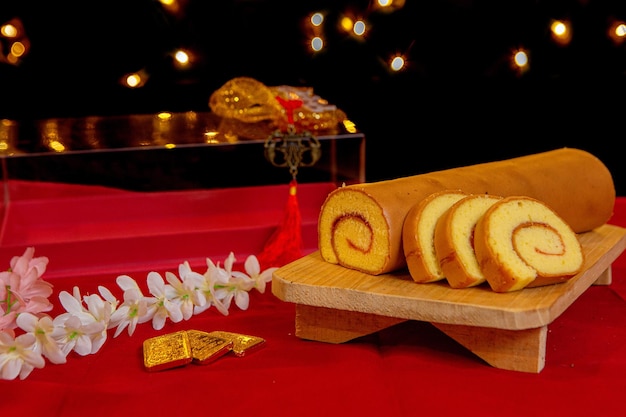 Um queijo de ano novo chinês caseiro de bolo de fatia com caixa