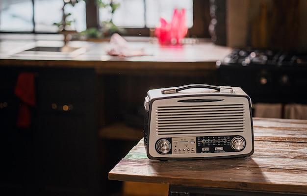 Um rádio retrô fica em uma cozinha elegante de mesa de madeira no espaço de cópia da vila