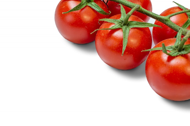 Um ramo de tomate cereja vermelho sobre branco