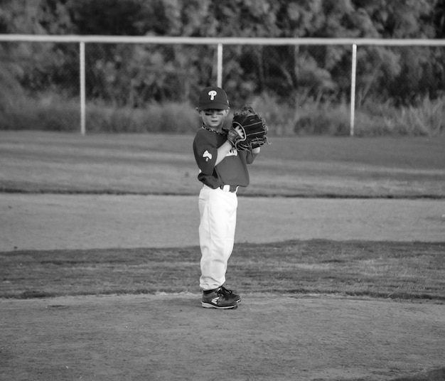 Foto um rapaz a jogar basebol.