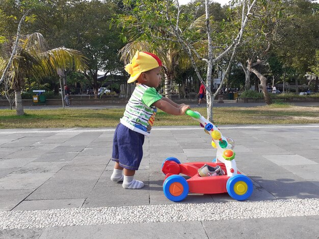 Foto um rapaz bonito a brincar no parque.