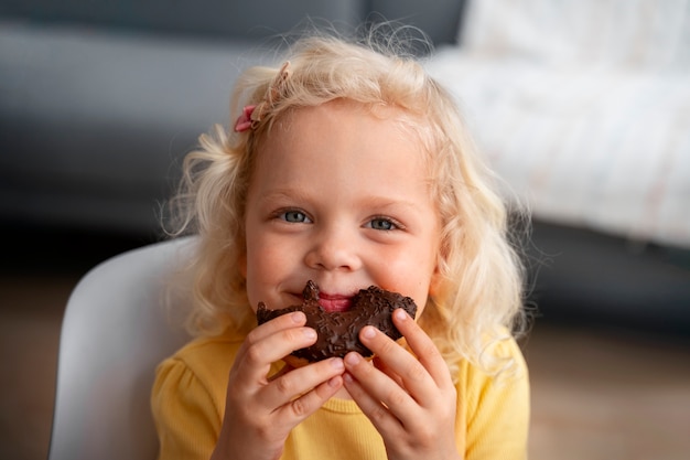 Um rapaz feliz a comer doces no dia do chocolate.