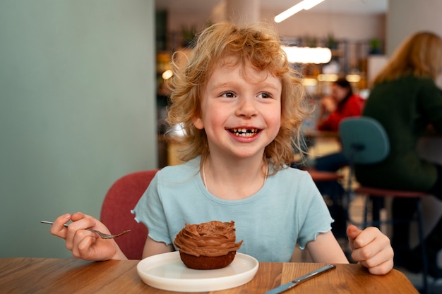 Um rapaz feliz a comer doces no dia do chocolate.