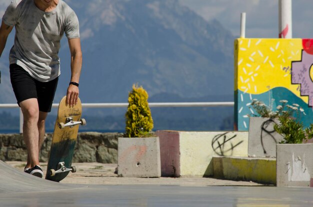 Um rapaz prestes a subir a um skate.