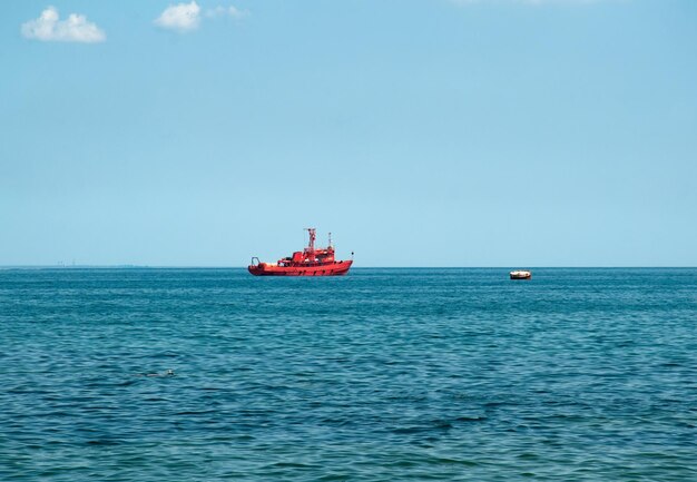 Um rebocador de fogo navega ao longo do Mar Negro