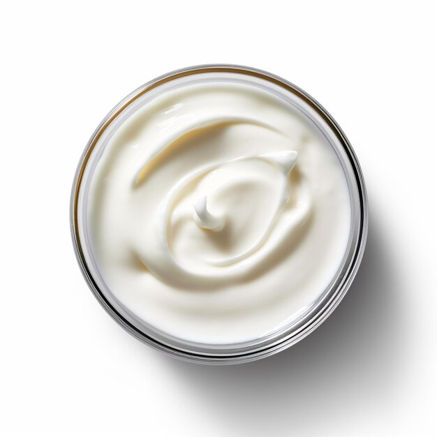 Um recipiente de creme de cream cheese é mostrado em um fundo branco.