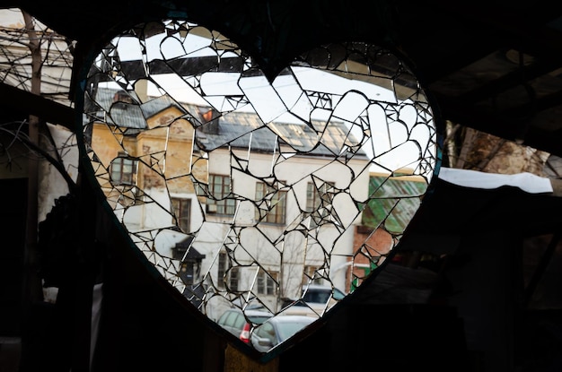 Um reflexo em um coração de espelho feito de pedaços.