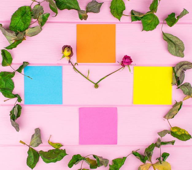 Um relógio de flores secas com notas coloridas para notas Mock up