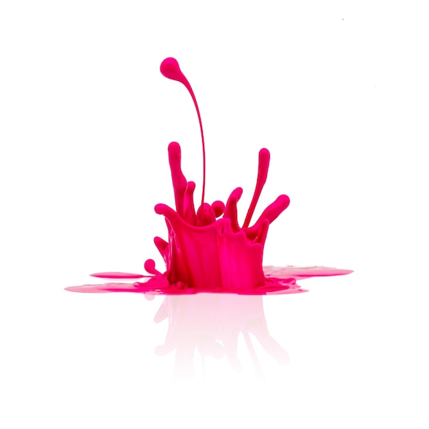 Um respingo de tinta abstrata rosa isolado no fundo branco. Tirada em estúdio com uma marca 5D III.