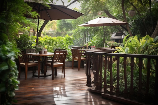 Um restaurante com vista para o jardim