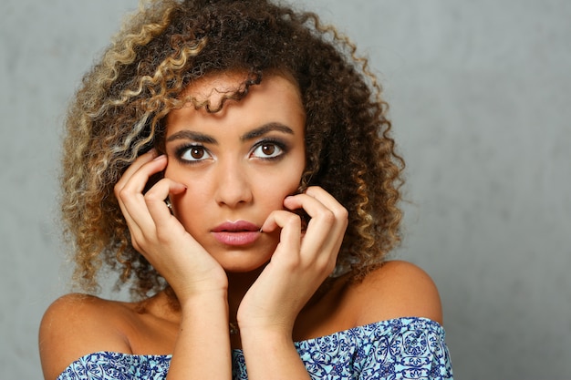 Um retrato bonito de mulher negra. Testa a emoção