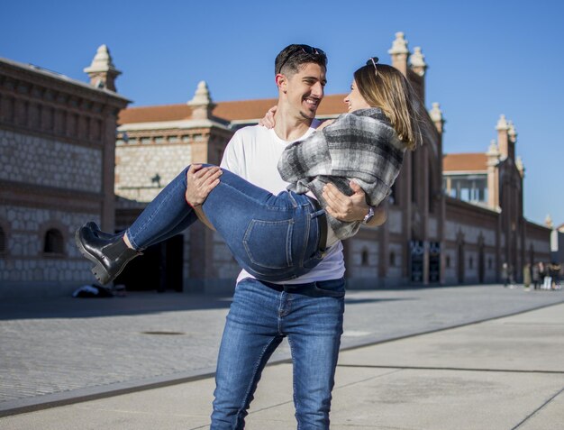 Um retrato de casal feliz se divertindo ao ar livre