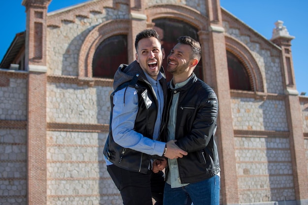 Um retrato de casal gay feliz ao ar livre