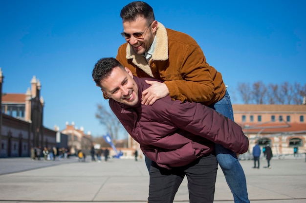 Um retrato de casal gay feliz ao ar livre