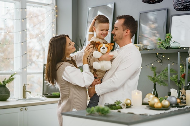 Um retrato de família feliz na cozinha decorada para o natal