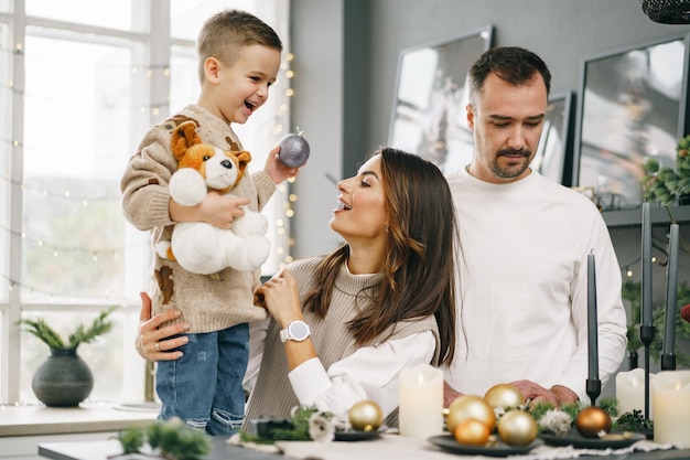 Um retrato de família feliz na cozinha decorada para o natal