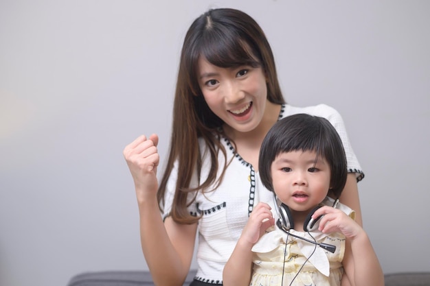 Um retrato de feliz mãe e filha asiáticas