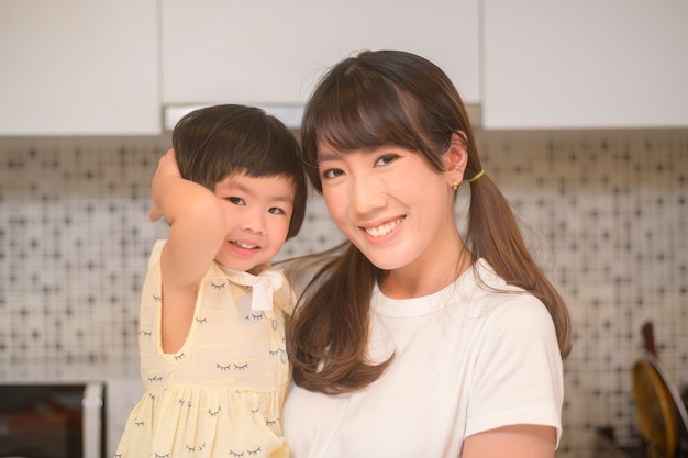 Um retrato de mãe e filha felizes na cozinha em casa