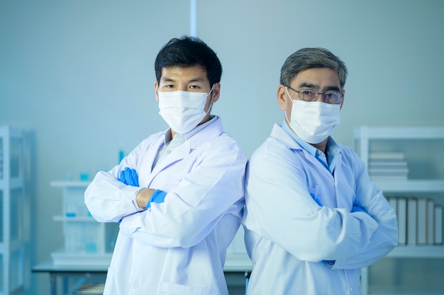 Um retrato de um cientista durante um experimento no conceito de saúde de laboratório, ciência e tecnologia