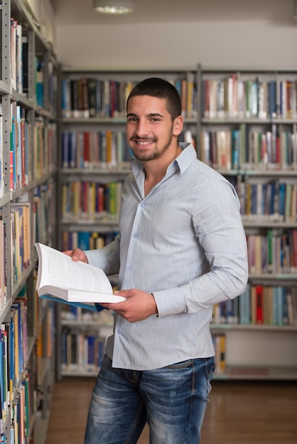 Um retrato de um homem caucasiano estudante universitário na biblioteca Profundidade de campo rasa