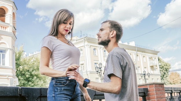 Um retrato de um jovem casal apaixonado posando em uma rua da cidade