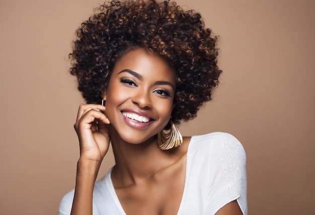 Um retrato de uma bela mulher negra sorridente filmado em um estúdio
