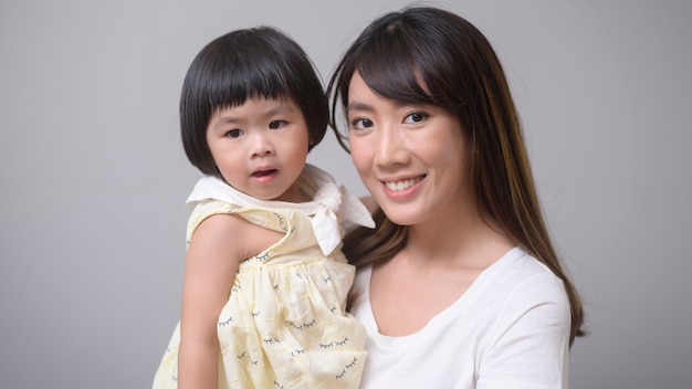 Um retrato de uma feliz mãe e filha asiática