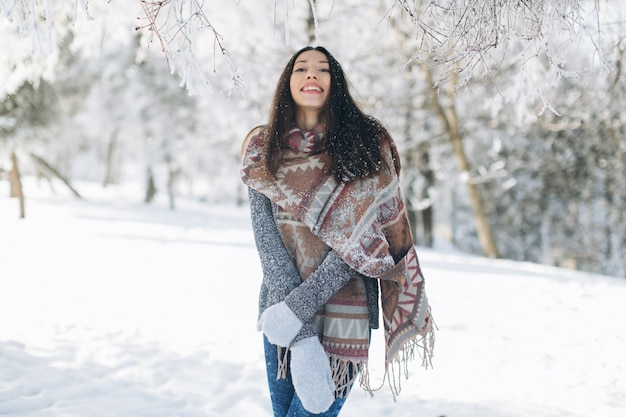 Um retrato de uma menina com um lindo sorriso no inverno.