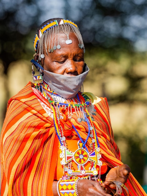 Um retrato de uma mulher masai vestindo uma regalia tradicional