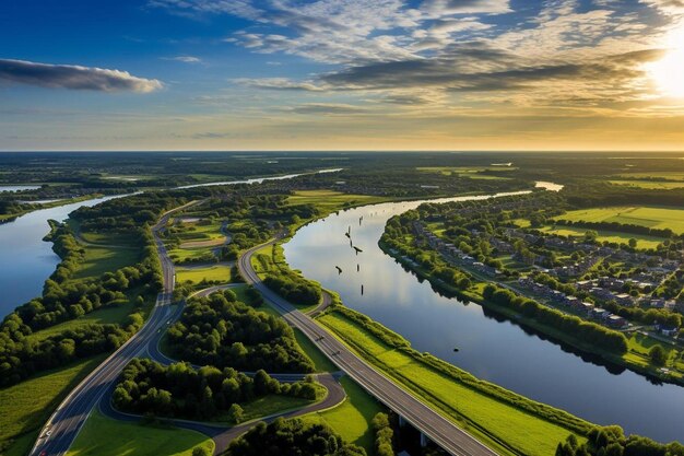 Foto um rio atravessa uma área rural com uma estrada e uma rodovia