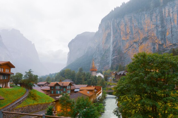 Um rio atravessa uma montanha com uma cachoeira ao fundo