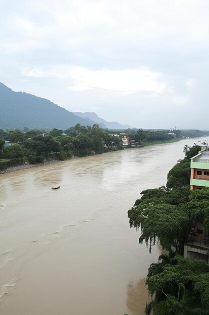 um rio com um edifício amarelo no topo dele