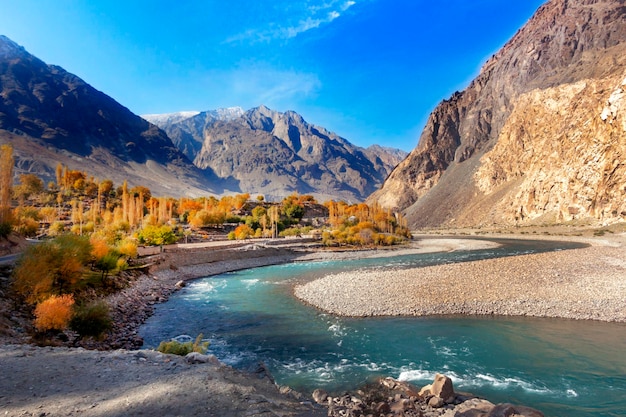 Um rio corre pelas montanhas na cordilheira do karakoram.