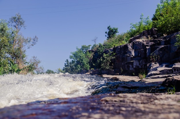 Foto um rio no meio de um belo desfiladeiro