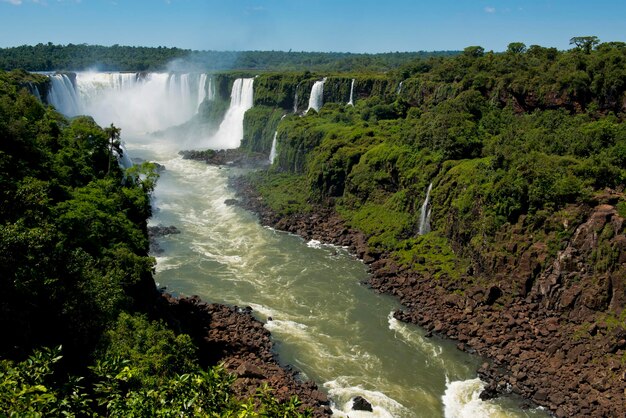 Um rio que flui através de rochas