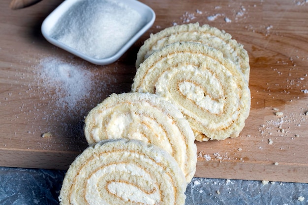 Um rolo de bolo macio e recheio de requeijão doce