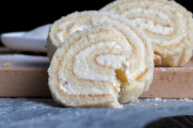 Um rolo de bolo macio e recheio de requeijão doce