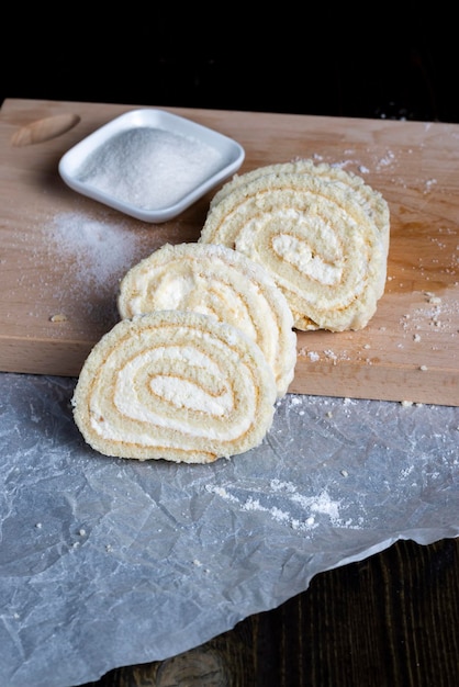 Um rolo de bolo macio e recheio de requeijão doce