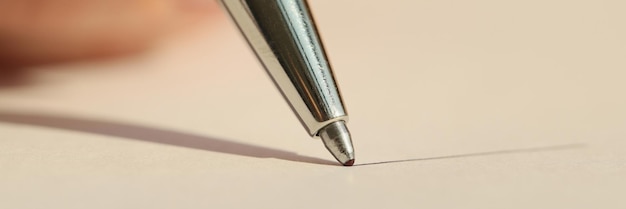 Um rolo de close-up de uma caneta desenha uma linha em papel escrito de afiliação de artigos de papelaria