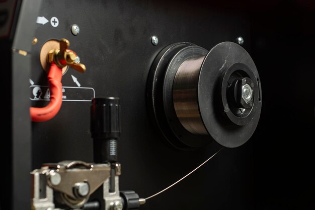 Foto um rolo de fio dentro de uma máquina de soldagem semiautomática mig