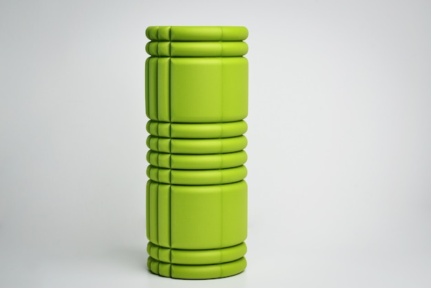 Um rolo de massagem de espuma verde esburacada