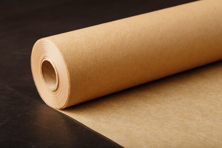 Um rolo de papel pergaminho marrom desdobrado
