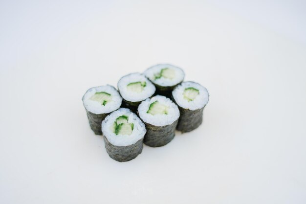 Um rolo de sushi maki com entrega de cozinha japonesa de pepino e alface