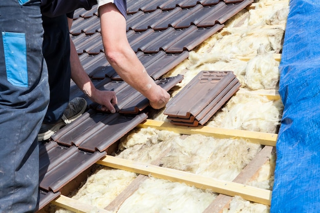 Um, roofer, deitando, azulejo, ligado, a, telhado