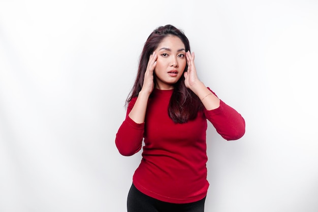 Um rosto alegre de beleza de uma jovem modelo asiática usando top vermelho Maquiagem cuidados com a pele beleza tratamento facial spa conceito de saúde feminina
