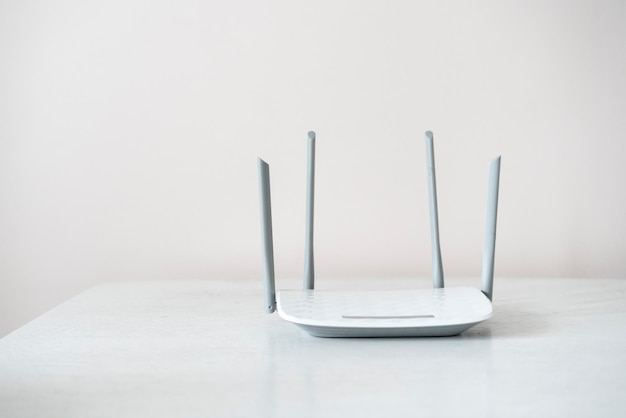 Um roteador wi-fi branco isolado equipamento de comunicação de internet